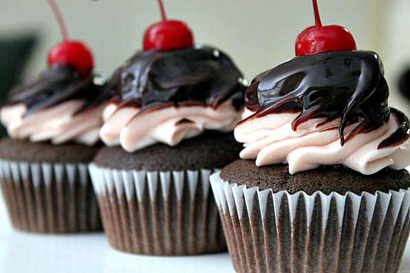 cherry swirl cupcakes