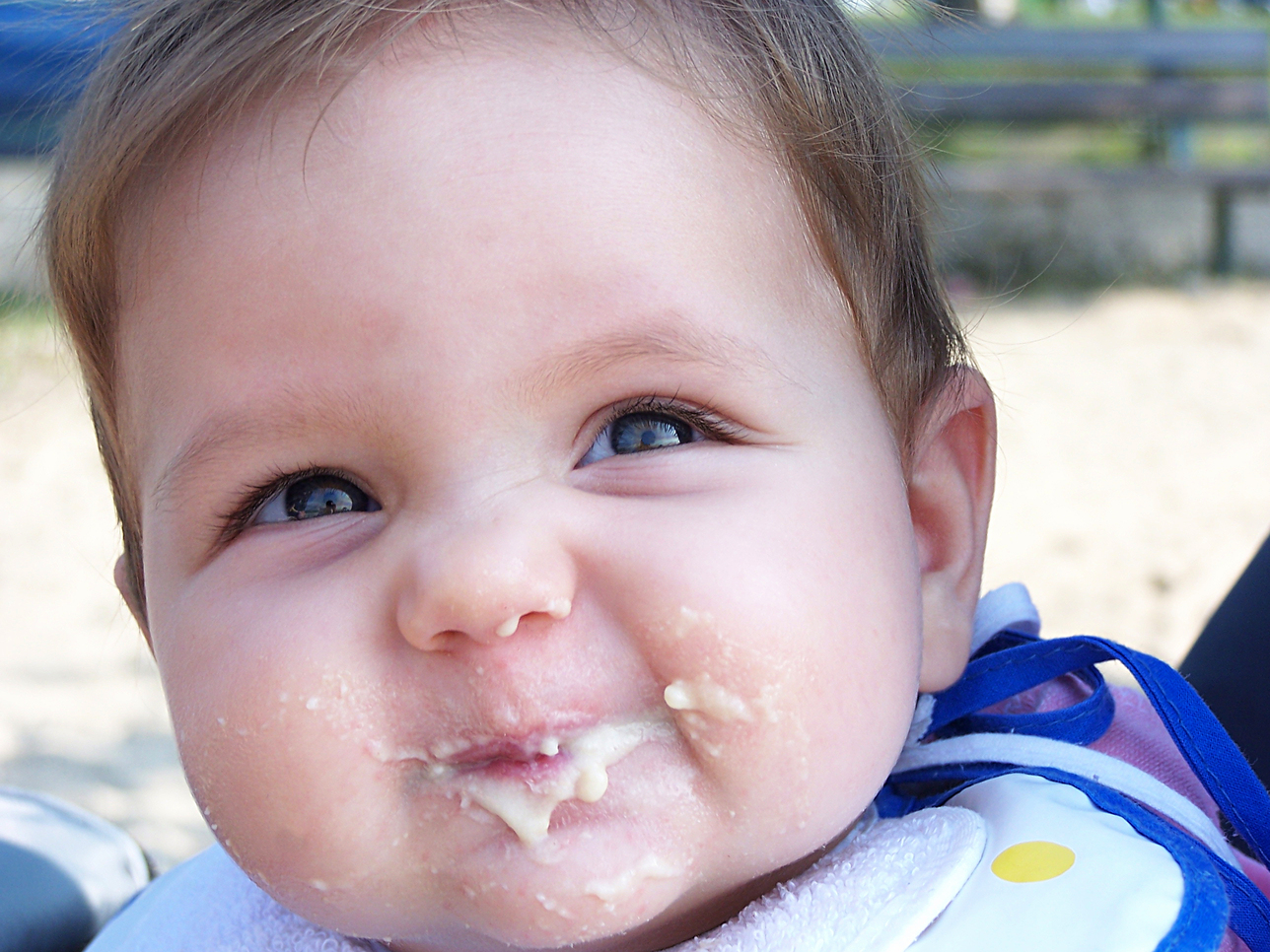 Почему у новорожденных слюни. Молоко на губах не обсохло. Сгущенка на лице. Сгущенка для детей. Не молоко на губах.
