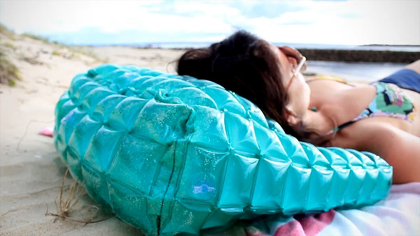 Inflatable_Bubble_Bag_Beach_Pillow_grande