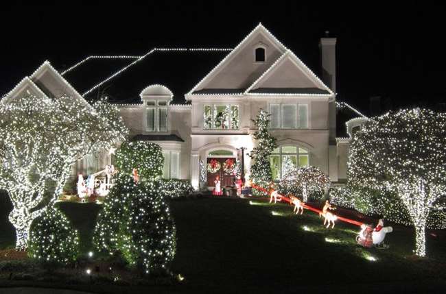 Outdoor-christmas-lights-roof