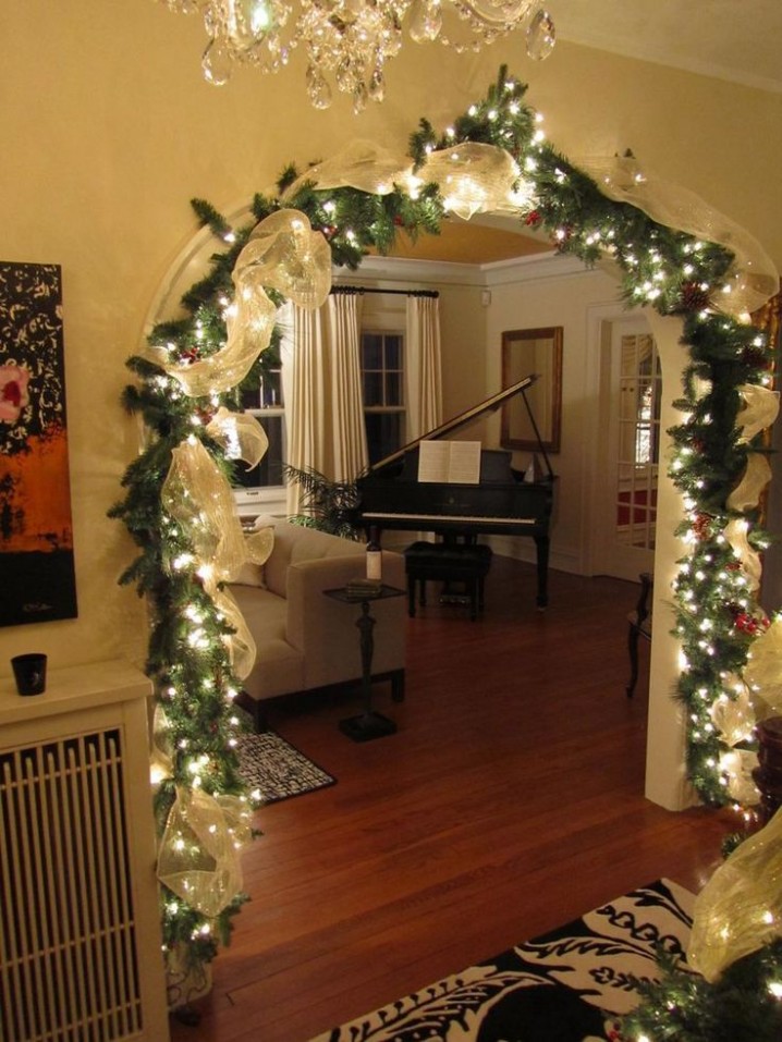 Christmas-garland-lights-placed-at-the-living-room-vault