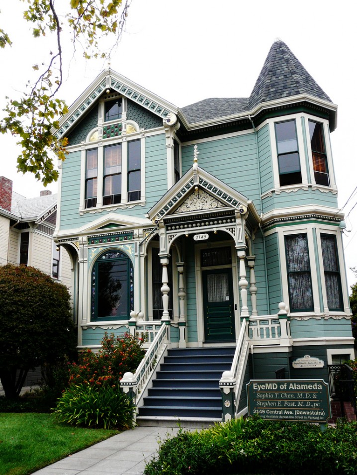 16 Beautiful Victorian House Designs