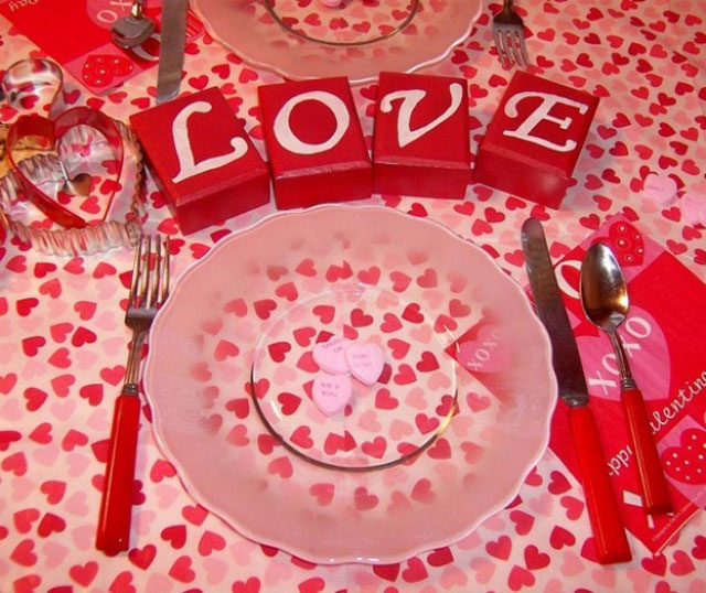 extraordinary-valentines-day-table-settings-with-LOVE-banner