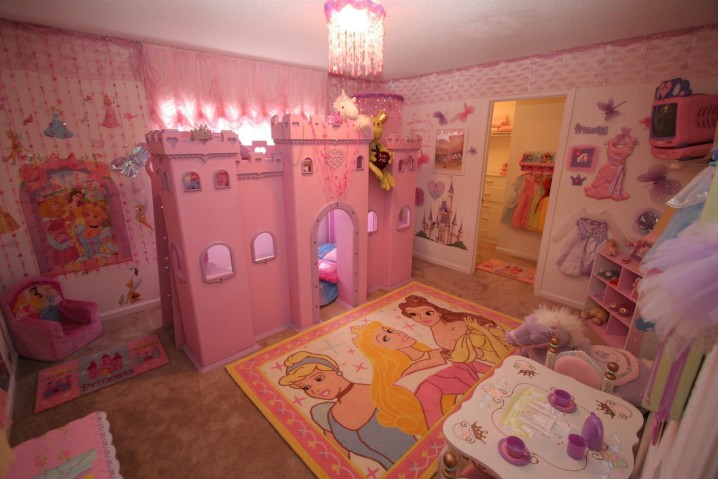 princess-themed-castle-bed-pink-color-decor-for-kid-bedroom