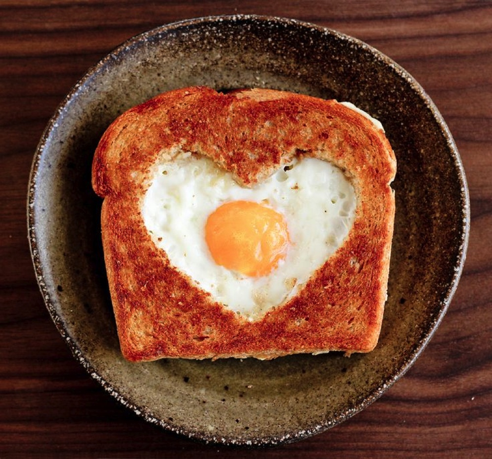 Тостовый хлеб с яйцом. Оригинальный завтрак из яиц. Оригинальная яичница. Яичница сердечком. Тост с яичницей.