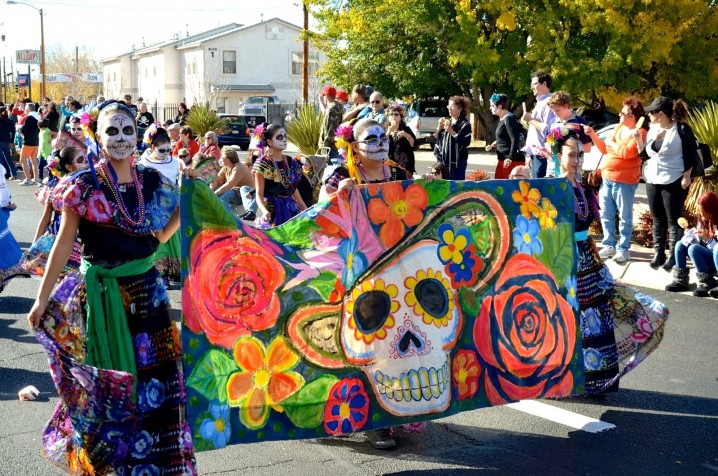 Día_de_los_Muertos_New_Mexico_2013_Seth_Nodelman_Margigold_Parade - 01