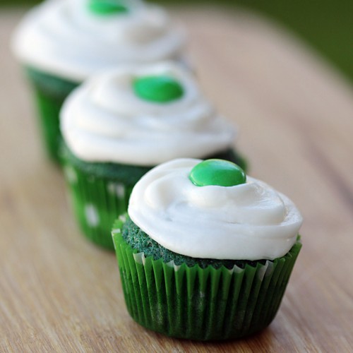 green-velvet-cupcakes-for-st-patricks-day--500x500