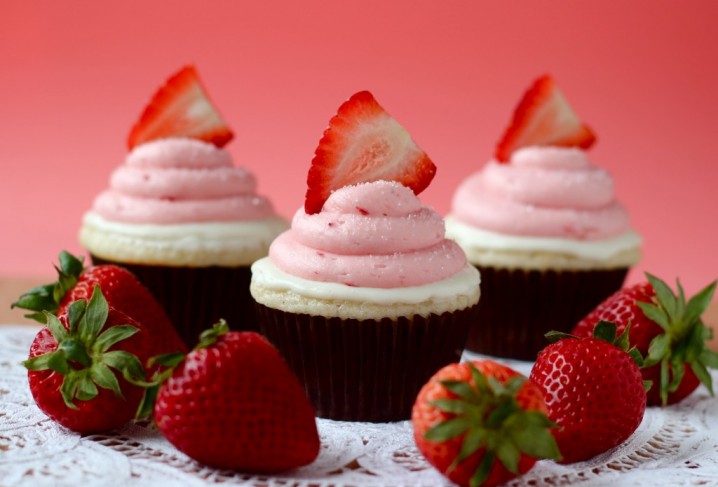 strawberry-white-chocolate-cake-1024x695