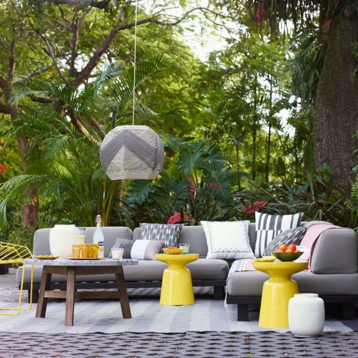 tiny-cozy-outdoor-sofa-and-backyard-colorful-decorating-ideas