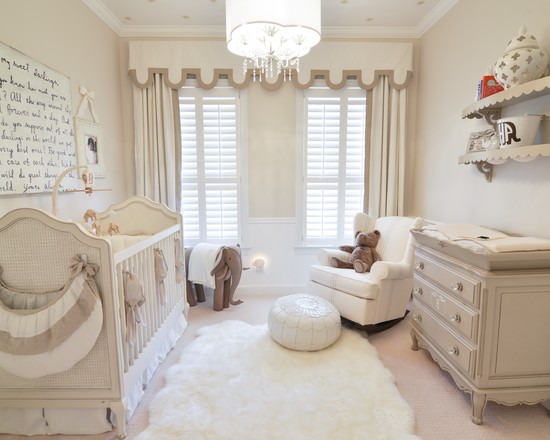 weiß-babyzimmer-Boden-Teppich-mitwachsende-möbel-kommode-vorhänge