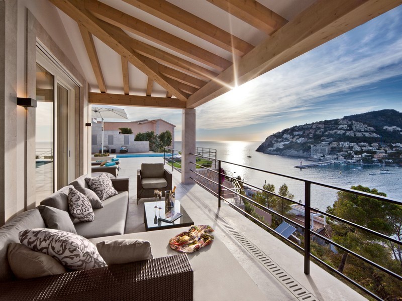 Luxury-Balcony-Furniture-with-Metal-Railing-Design-for-See-Beautiful-Scenery.jpg