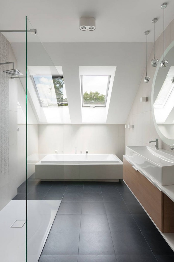 Neat-Immaculate-Skylight-Bathroom (1)