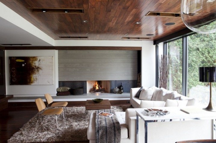 cheminée-contemporaine-tapis-shaggy-gris-canapé-blanc-plafond-bois