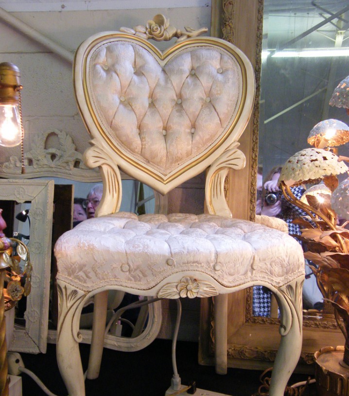 heartshaped-victorian-armchair