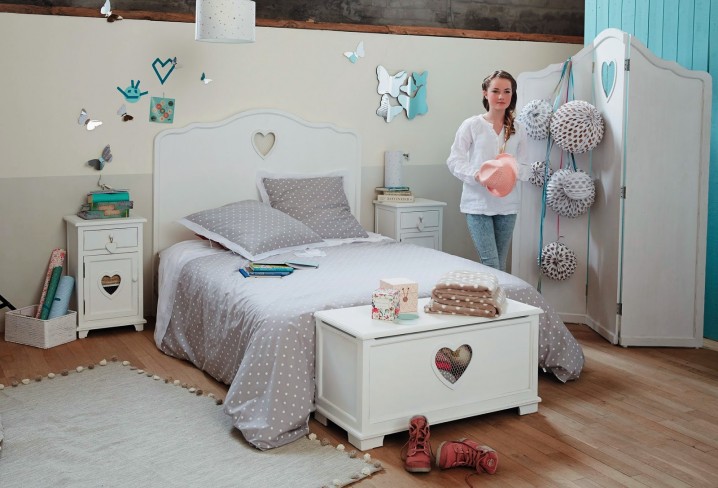 junior-bedroom-with-heartshaped-furniture