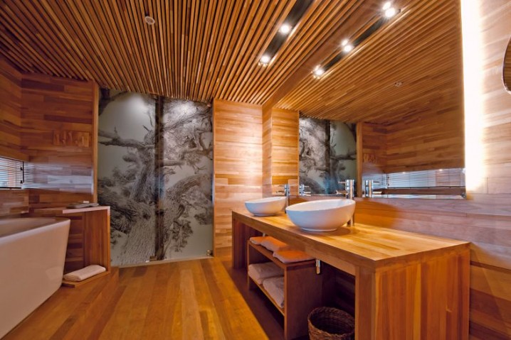 tree-decorated-wooden-bathroom