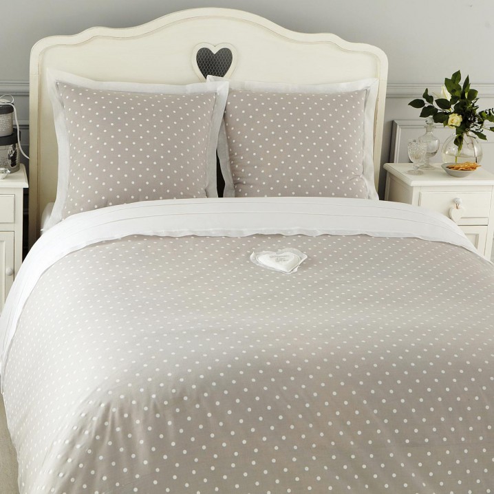 white-heart-shaped-bed