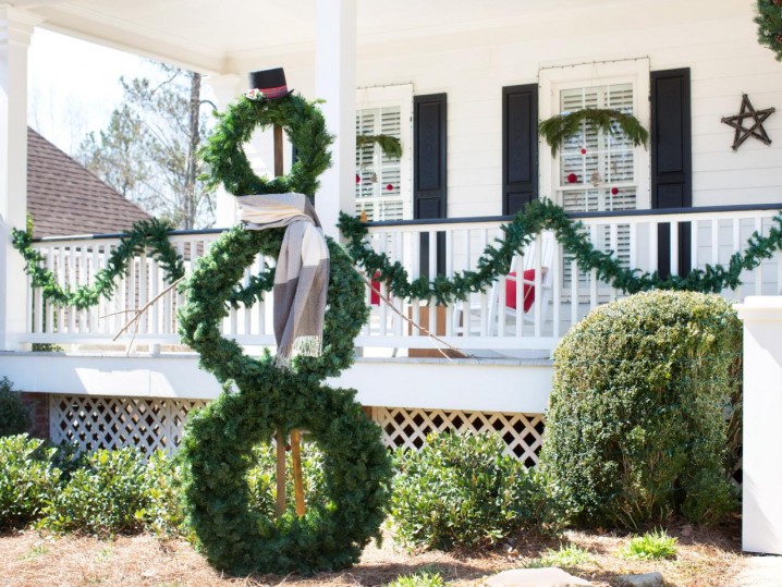 BPF_holiday-house_exterior_creative_wreaths_snowman_yard_sculpture_
