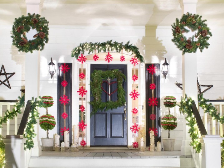 BPF_holiday-house_exterior_nighttime_curb_appeal_easy_to_read_entry_
