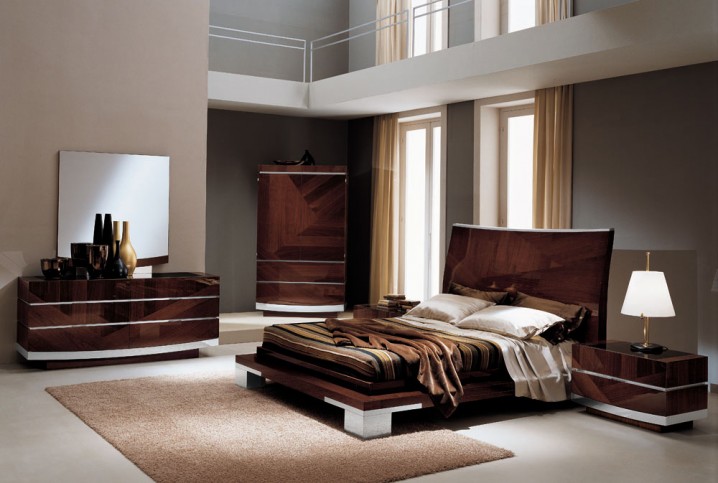 Italian-Contemporary-Bedroom-Design-With-Platform-Bed-And-Wooden-Furniture