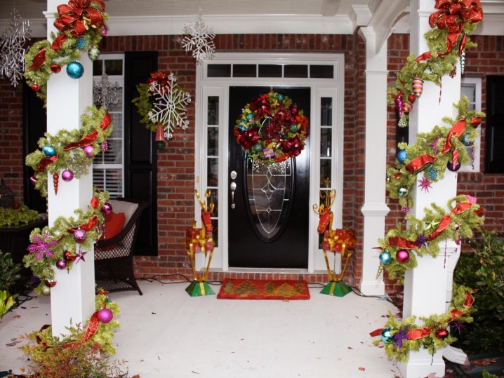 RMS_ckhas-colorful-front-porch-Christmas-decorations