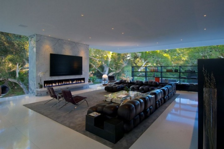 enchanting-open-living-room-design-with-black-sectional-leather-sofa-and-some-chairs-also-long-fireplace-plus-big-screen-led-tv-960x640