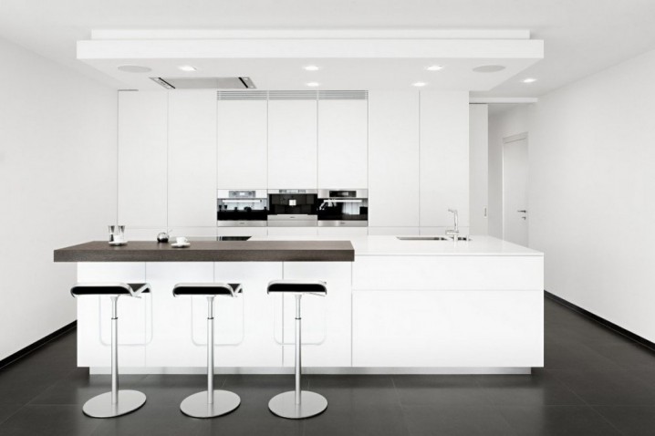 modern-minimalist-white-kitchen-design-with-white-gloss-kitchen-island-countertops-and-white-sleek-cabinets-also-wooden-breakfast-bar-and-modern-stools-1024x682