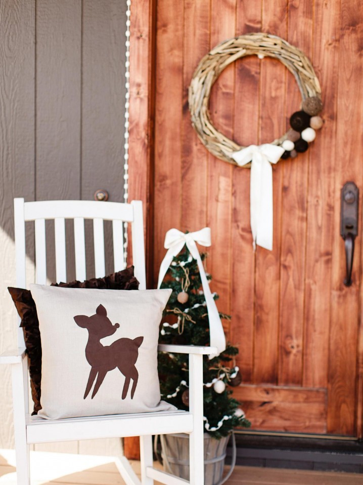 original_Kim-Stoegbauer-christmas-reindeer-pillow-beauty-wide-vert.