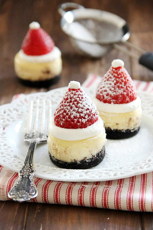 santa-hat-mini-cheesecake-recipe-christmas-party-dinner-menu-dessert-ideas