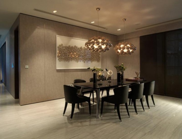 the-luxury-dining-room-with-the-candeliers-800x610