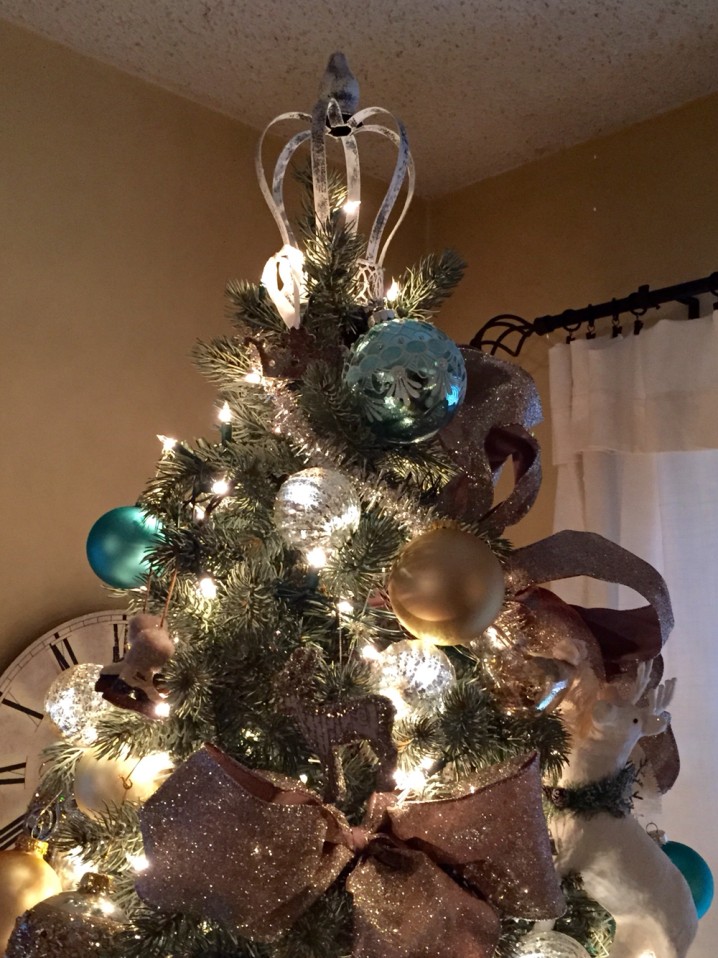 Crown-on-top-of-Christmas-tree