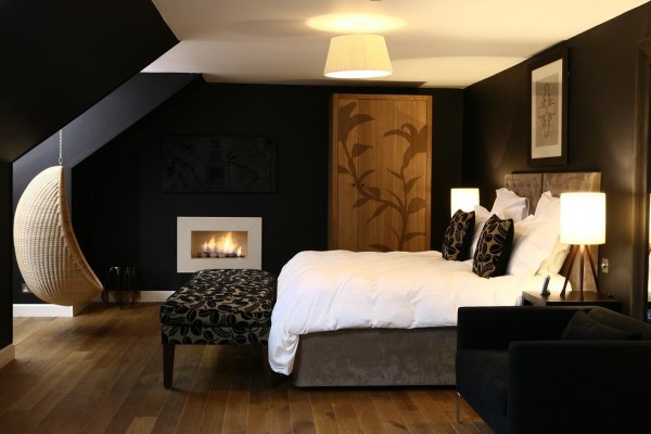 amazing-black-bedroom-decorating-ideas-with-wooden-tripod-table-lamp-base-and-wicker-rattan-hanging-chair-also-small-wall-mount-gas-fireplace-decoration-600x400