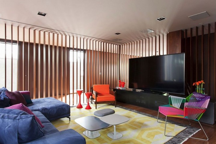 b4942__Colorful-TV-room-in-Brazilian-home-is-part-of-a-larger-living-space