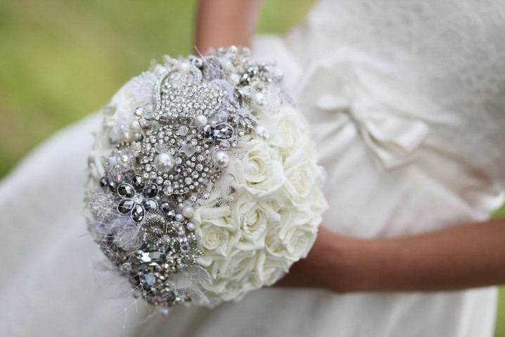 brooch-bridal-bouquet-with-tulle-pearls.original