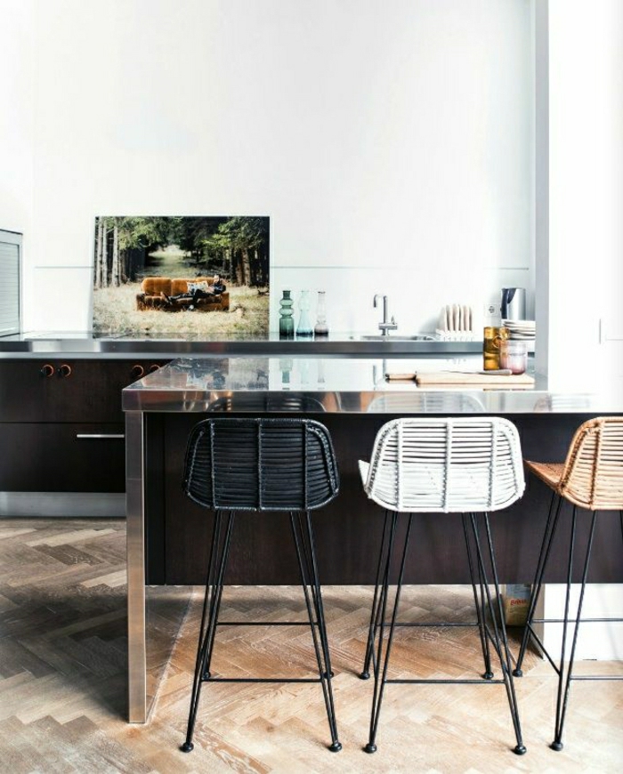 chaises-de-bar-hautes-blanc-noir-cuisine-moderne-avec-un-bar-sol-en-parquet-mur-blanc