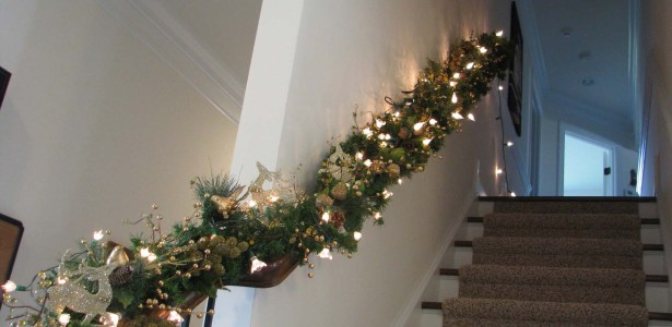 indoor-christmas-stairs-decoration-ideas-with-garland-lights-ideas-615x300