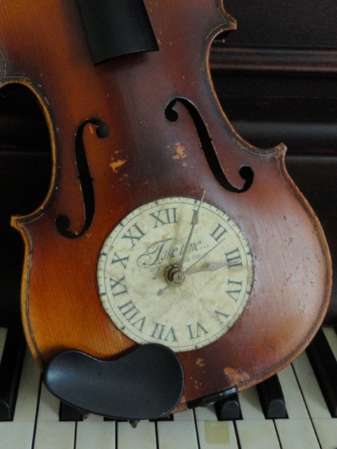 repurposed-vintage-violin-clock