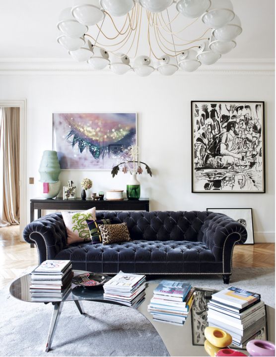 velvet-sofa-in-dark-blue-via-Elle-Decor-Espana