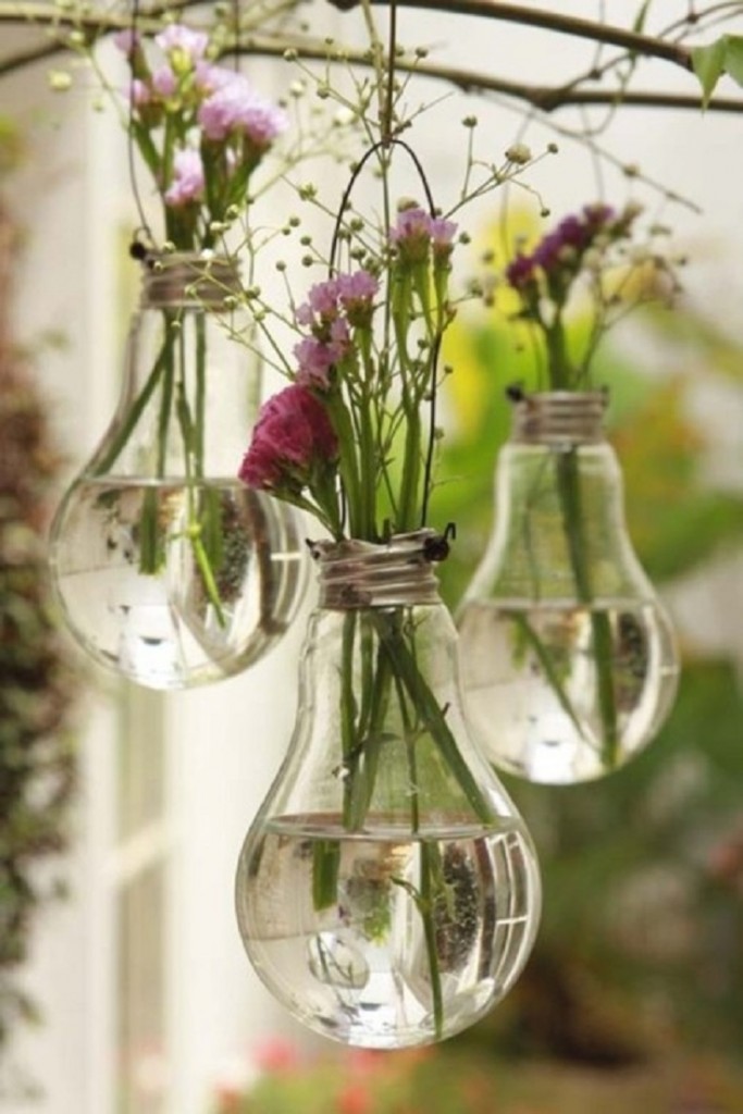 Hanging-Lightbulb-Vases