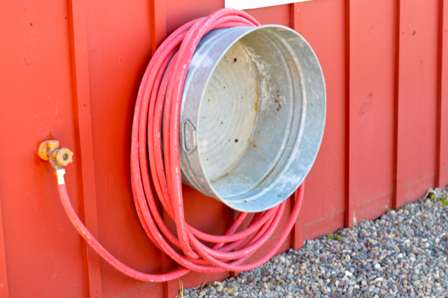 Metal-washtub-as-hose-reel1