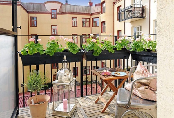 dale-din-lemn-pardoseala-balcon-mic-apartament