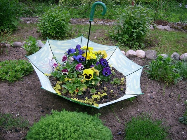 garden-decorating-ideas-diy-old-umbrella-flower-beet