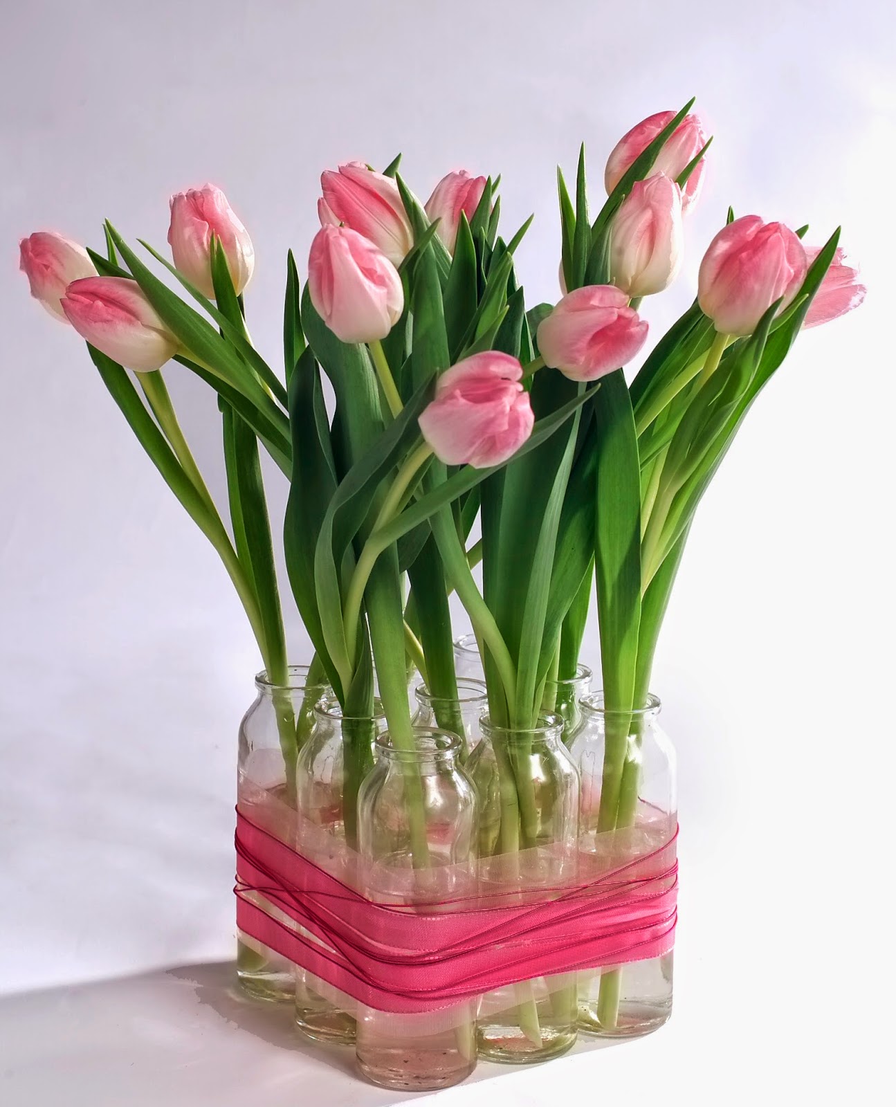 Для тюльпанов какая вода нужна в вазе. Тюльпаны в вазе. Тюльпаны в стеклянной вазе. Композиции из розовых тюльпанов. Весенние композиции из цветов.