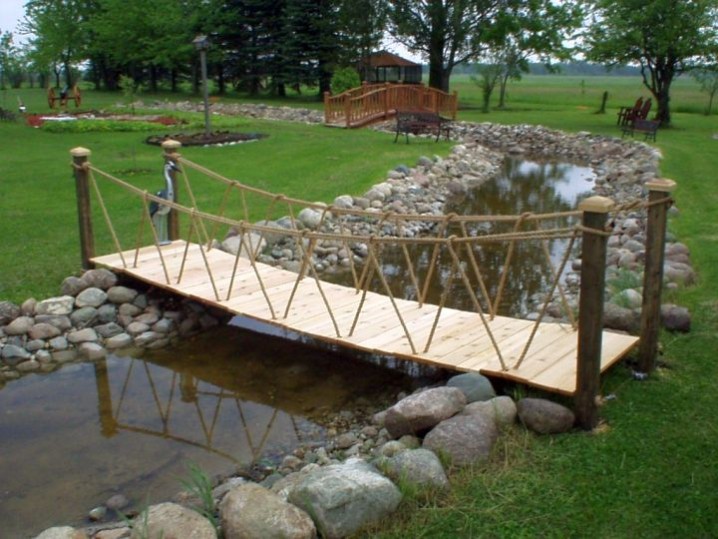 DIY-garden-bridge-with-rope-railings