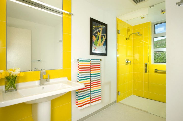 Modern-bathroom-with-yellow-design-walls