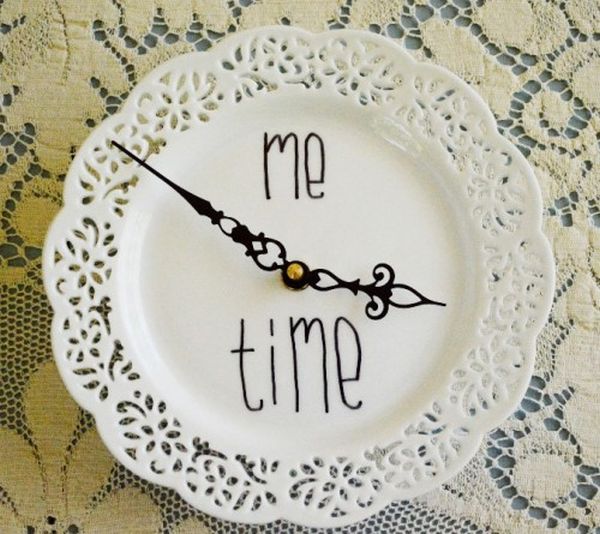 romantic-diy-wall-clock-of-a-doily-plate