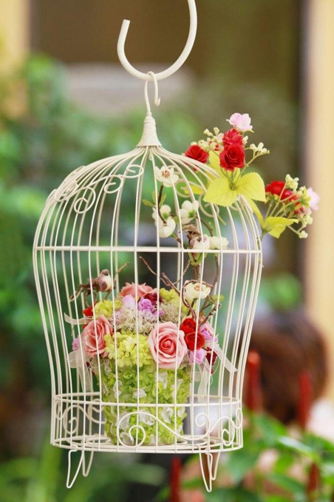 -Inspirational-Ideas-for-Recycled-Hanging-Baskets-2