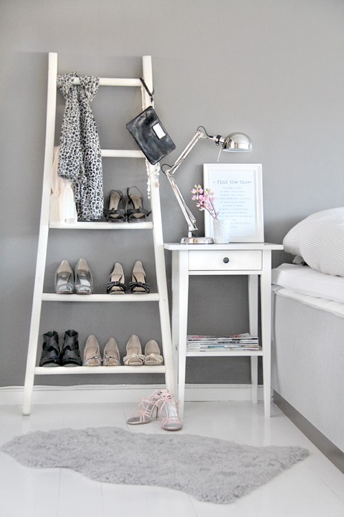 how-to-use-an-old-ladder-as-a-cloth-hanger-3