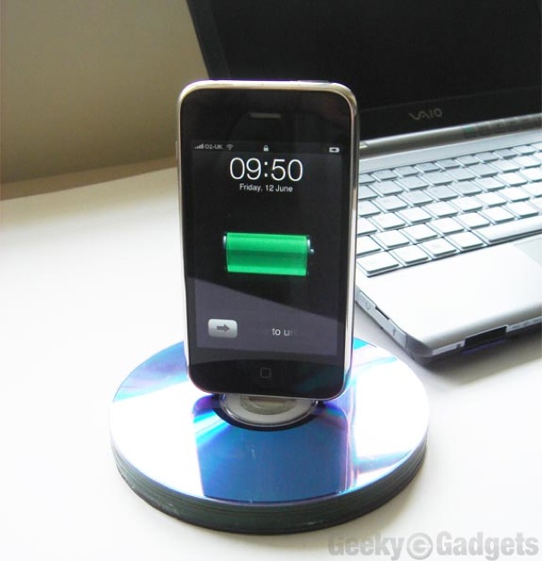 recycled-cd-iphone-dock_1