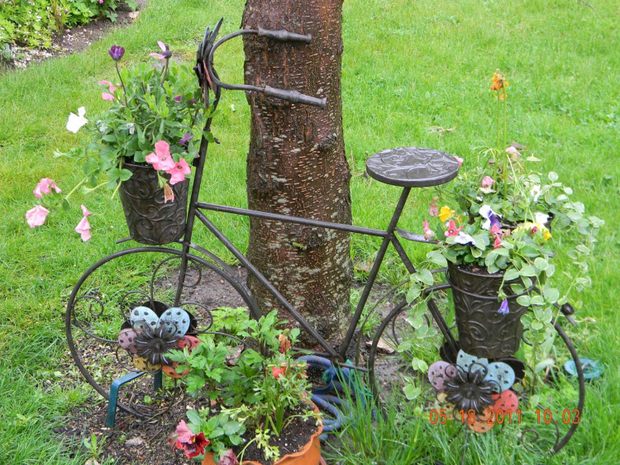 upcycling-bikes-garden-decor-from-reused-old-bicycle-with-flower-decoration